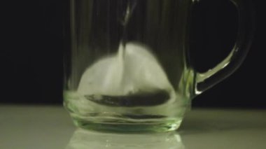 Çay çantalı cam bardak. 