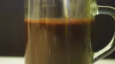 Kakao içen cam bardak karıştırılıyor.