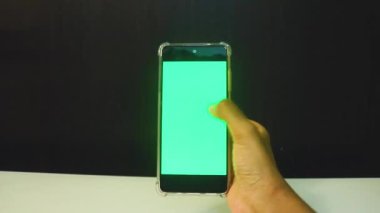 Yeşil ekranlı cep telefonu kullanan kadın eller 