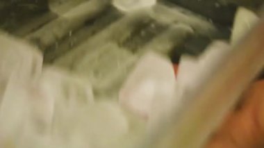 Buz küpleri tepside hareket ediyor