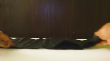 Etnik bir kadının kullandığı büyük çöp torbası.