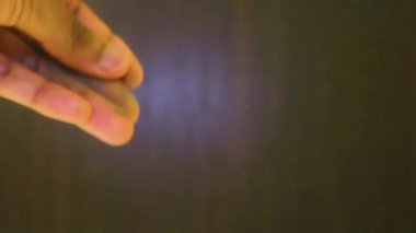 Etnik bir el tarafından serpilmiş biber.