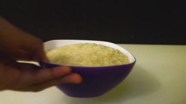 Rice Bir Masaya Oturuyor - Yakın plan