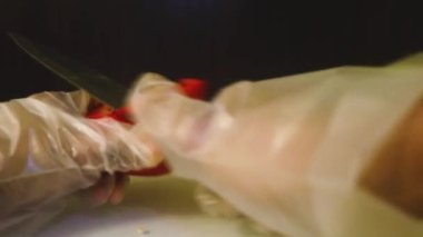 Sebzeler Bir Bıçakla Kesiliyor - Kırmızı Biber