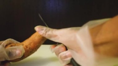Sebzeler bıçakla dilimleniyor Tatlı Patates