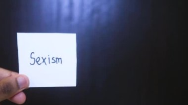 Alevlerle yakılan kelimeler, cinsiyetçilik.