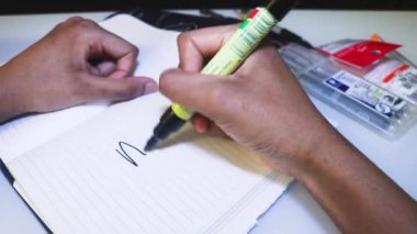 Defterde yazan kişinin yakın plan görüntüsü - Onaylandı