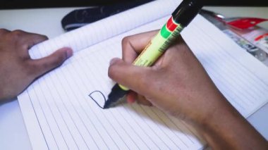 Defterde yazan kişinin yakın plan görüntüsü - Depresyon