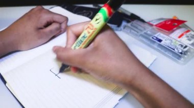 Defterde yazan kişinin yakın görüntüsü - Özgürlük