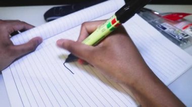 Defterde yazan kişinin yakın plan görüntüsü - Olumlu