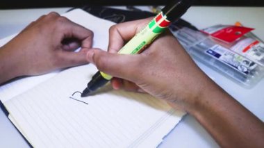 Defterde yazan kişinin yakın plan görüntüsü - reddedildi