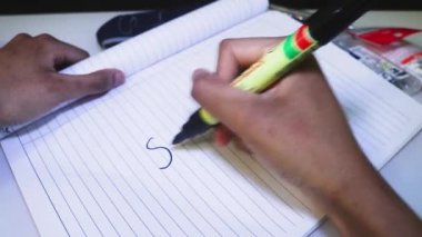 Not defterine yazan kişinin yakın plan görüntüsü - İntihar