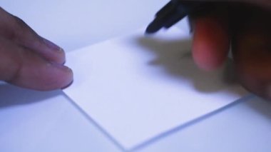 Beyaz kağıda yazan kişinin yakın görüntüsü - Güzel