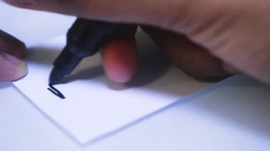Beyaz kağıda yazan kişinin yakın plan görüntüsü - Olumsuzluk