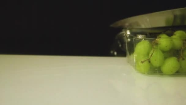 ナイフでスライスされたフルーツ Green Grapes — ストック動画