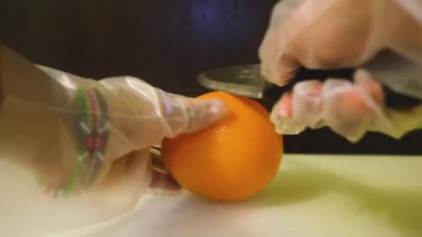 Fruit Wordt Gesneden Met Een Mes Oranje — Stockvideo