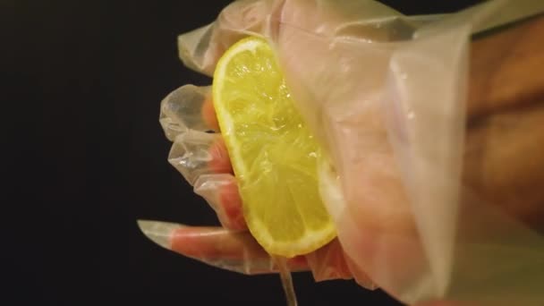 手袋をした手でフルーツを絞る レモン — ストック動画