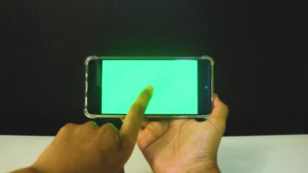 Weibliche Hände Mit Handy Mit Grünem Bildschirm — Stockvideo