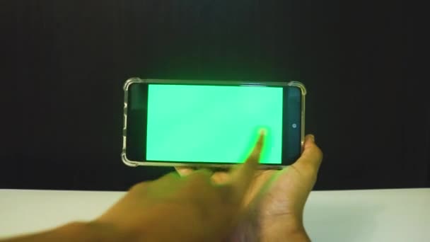 Manos Femeninas Usando Teléfono Móvil Con Pantalla Verde — Vídeo de stock