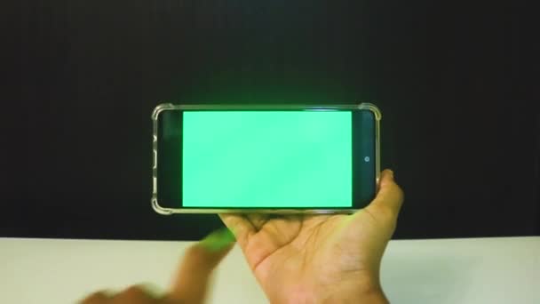 使用绿色屏幕手机的女性手 — 图库视频影像