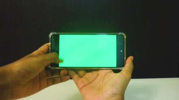 Женские Руки Помощью Мобильного Телефона Зеленым Экраном — стоковое видео