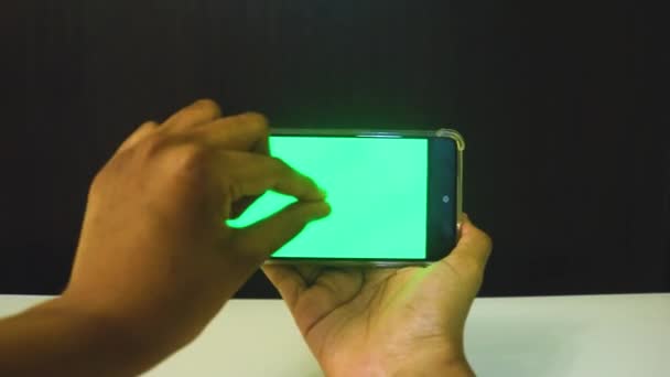 Mãos Femininas Usando Telefone Celular Com Tela Verde — Vídeo de Stock