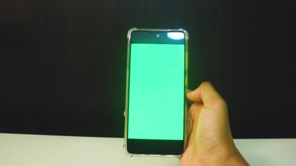 使用绿色屏幕手机的女性手 — 图库视频影像