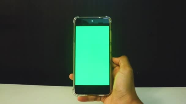 Yeşil Ekranlı Cep Telefonu Kullanan Kadın Eller — Stok video