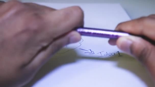 Mit Einem Metallischen Stift Auf Ein Skizzenbuch Schreiben — Stockvideo