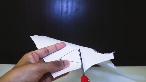 Papier Avec Des Formes Découpées Avec Des Ciseaux Triangle — Video