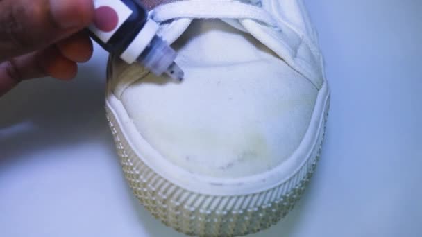 Zapato Siendo Pintado Con Tinte Color Marrón — Vídeos de Stock