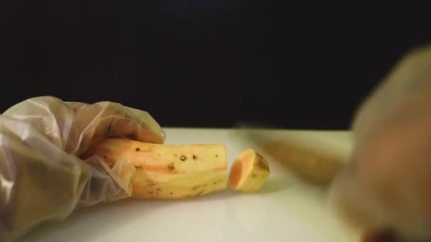Groenten Worden Gehakt Door Een Mes Zoete Aardappel — Stockvideo