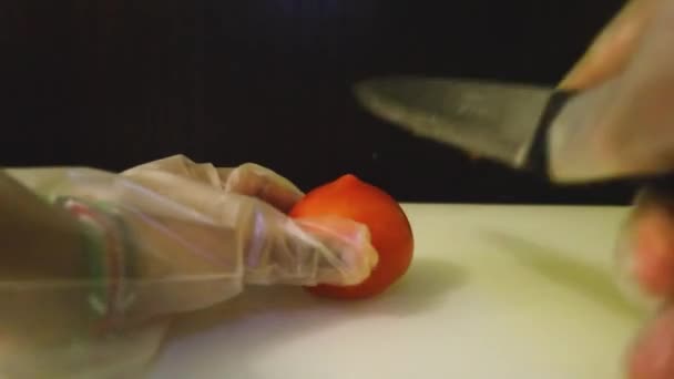 包丁で野菜をスライスする トマト — ストック動画