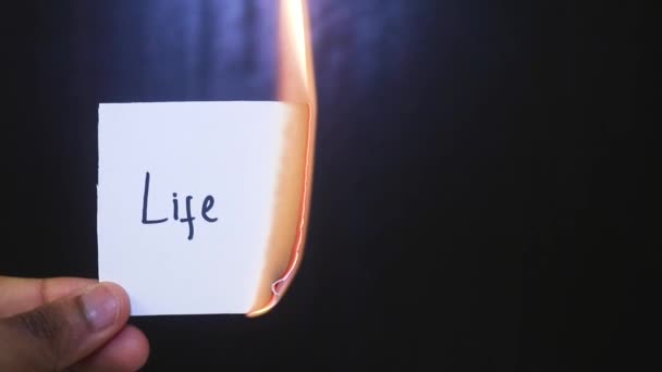 用被火焰烧灼的文字紧闭着纸的人的近景 — 图库视频影像