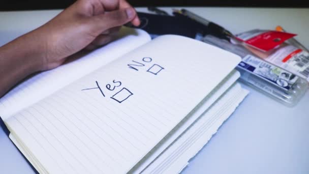 Visão Close Pessoa Escrevendo Notebook Sem Box Tick — Vídeo de Stock