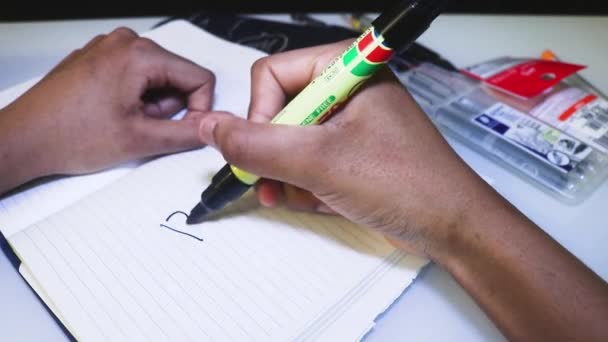 Visão Close Pessoa Escrevendo Caderno Rejeitado — Vídeo de Stock