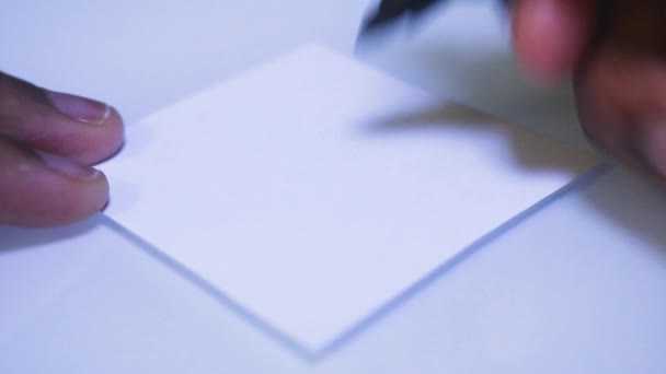 Vue Rapprochée Personne Écrivant Sur Papier Blanc Mal — Video