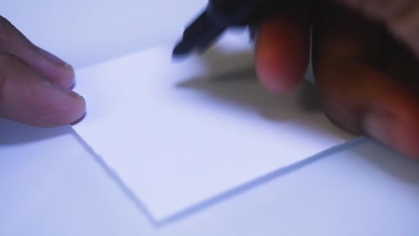 Vue Rapprochée Personne Écrivant Sur Papier Blanc Triste — Video