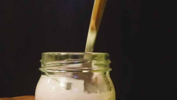Jogurt Łyżką Umieszczoną Środku Malina — Wideo stockowe