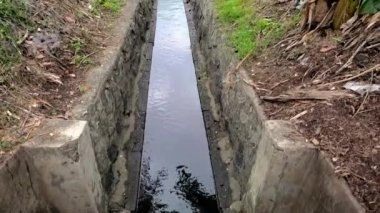 Göl, gökyüzünün yansımasıyla akıyor.