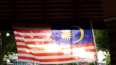 Malezya Bayrağı Güneş Işığıyla Rüzgarda Sallanıyor