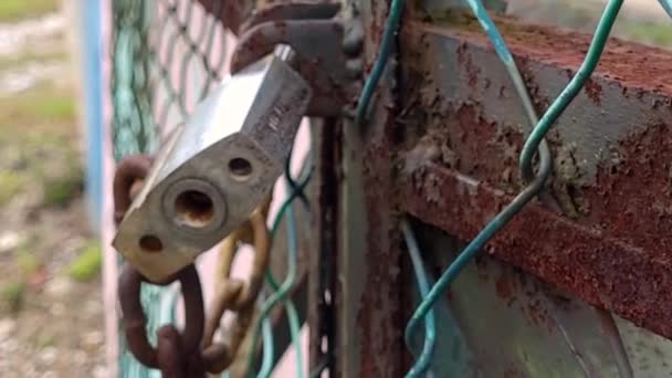 Asma Kilidi Doğa Geçmişi Olan Eski Bir Kapı — Stok video