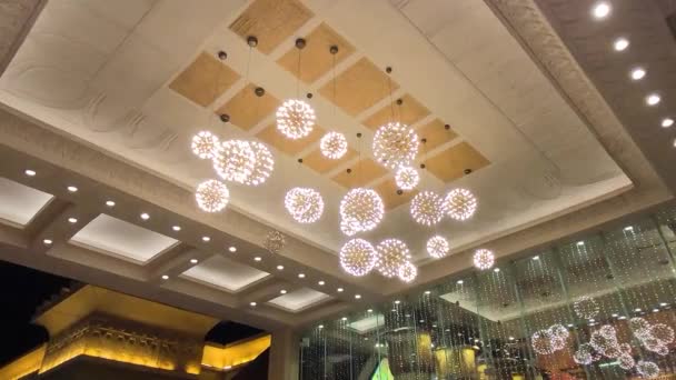 Luces Decorativas Que Cuelgan Del Techo Centro Comercial — Vídeo de stock