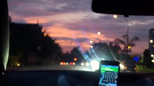 Οδήγηση Παρελθόν Πολλά Αυτοκίνητα Κατά Διάρκεια Των Ωρών Ηλιοβασιλέματος — Αρχείο Βίντεο