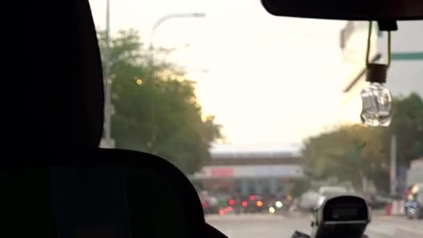 在白天开车穿过一个拥挤的街道 — 图库视频影像