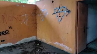 Terk edilmiş bir odası ve grafitisi olan eski basketbol sahası.