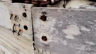 Kuru boya ve paslı çivileri olan eski bir kapı.