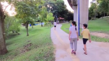 Yürüyen Asyalı Ailelerin Park Alanı