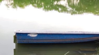 Park Gölü Kıyıya yakın bir teknesi olan