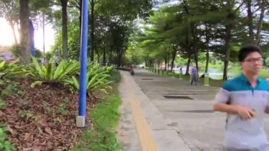 Asyalı Koşucularla dolu Park Gölü